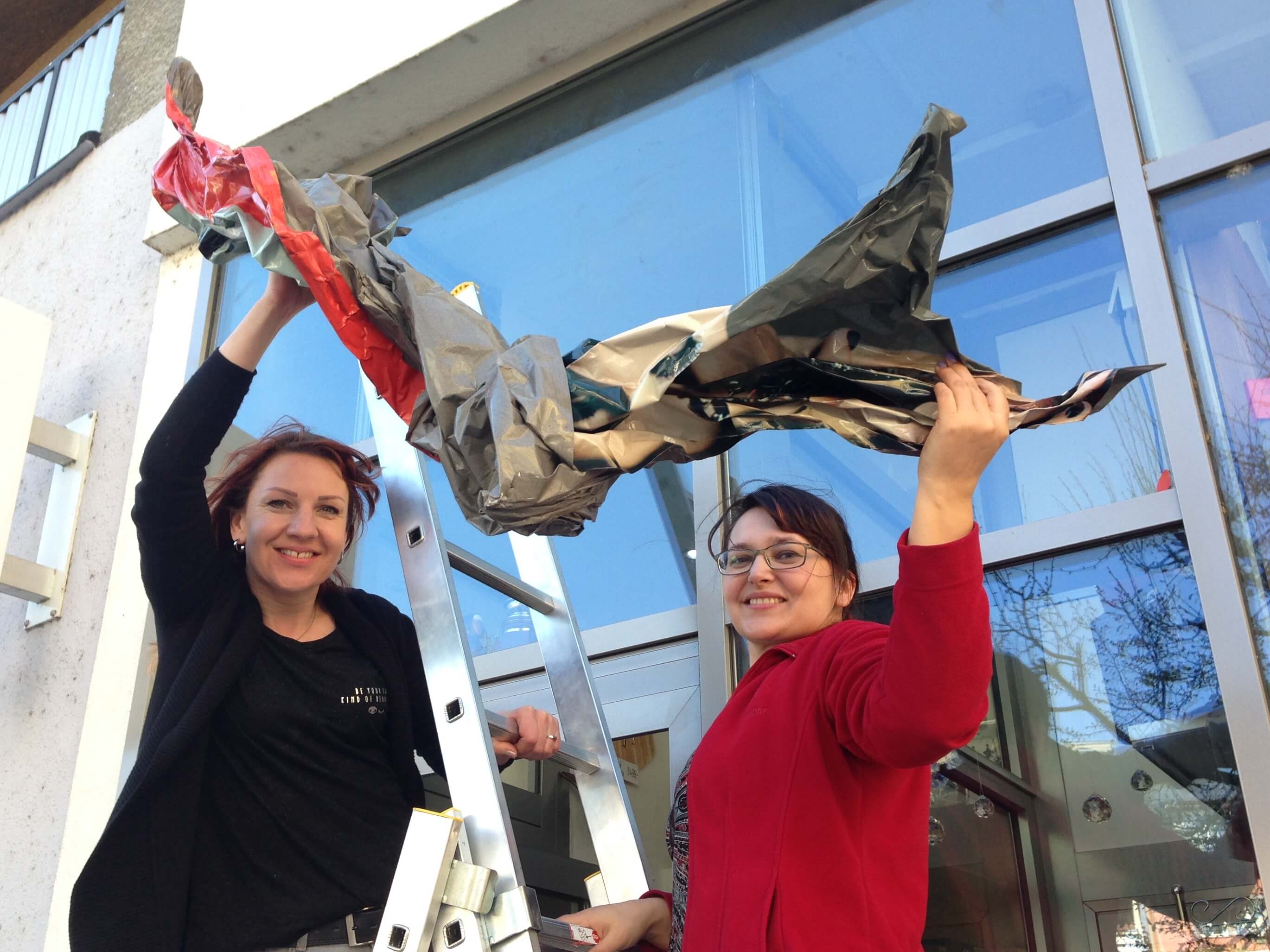 Sundávání polepů